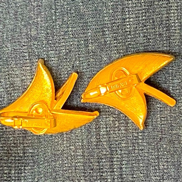 Vintage Trifari Gold Tone Clip on Earrings - Picture 3 of 8